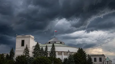 Burzowe chmury nad gmachem Sejmu w Warszawie