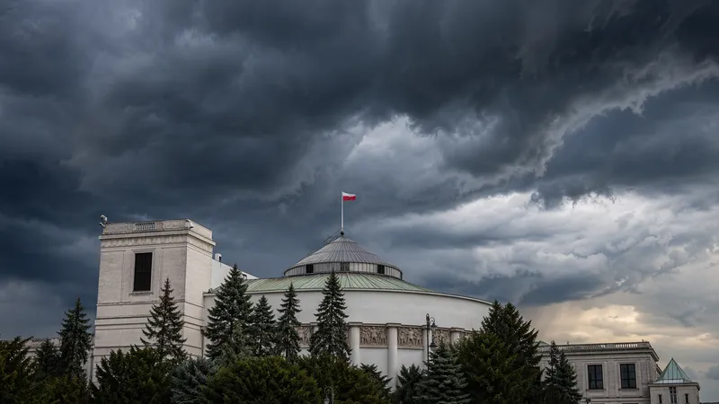 Burzowe chmury nad gmachem Sejmu w Warszawie