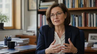 Profesor udziela wywiadu w akademickim gabinecie pełnym książek