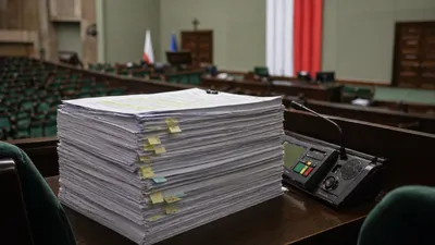 Ogromny stos dokumentów ustawowych leży na sejmowym pulpicie