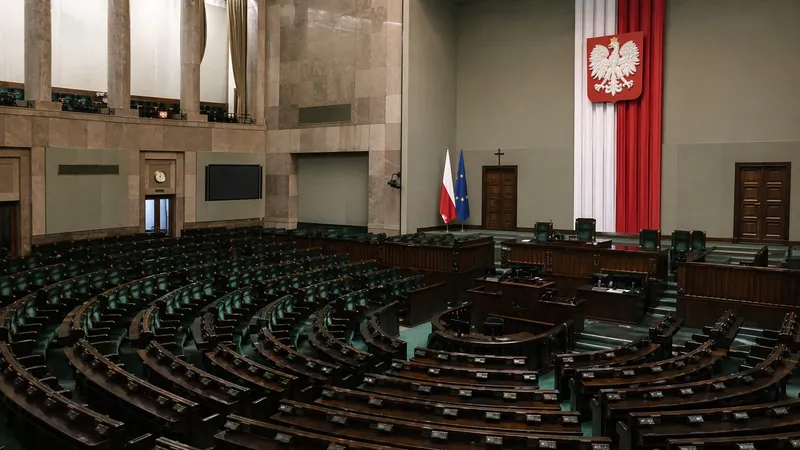Pusta sala plenarna Sejmu widziana szerokim kadrem w spokojnym świetle